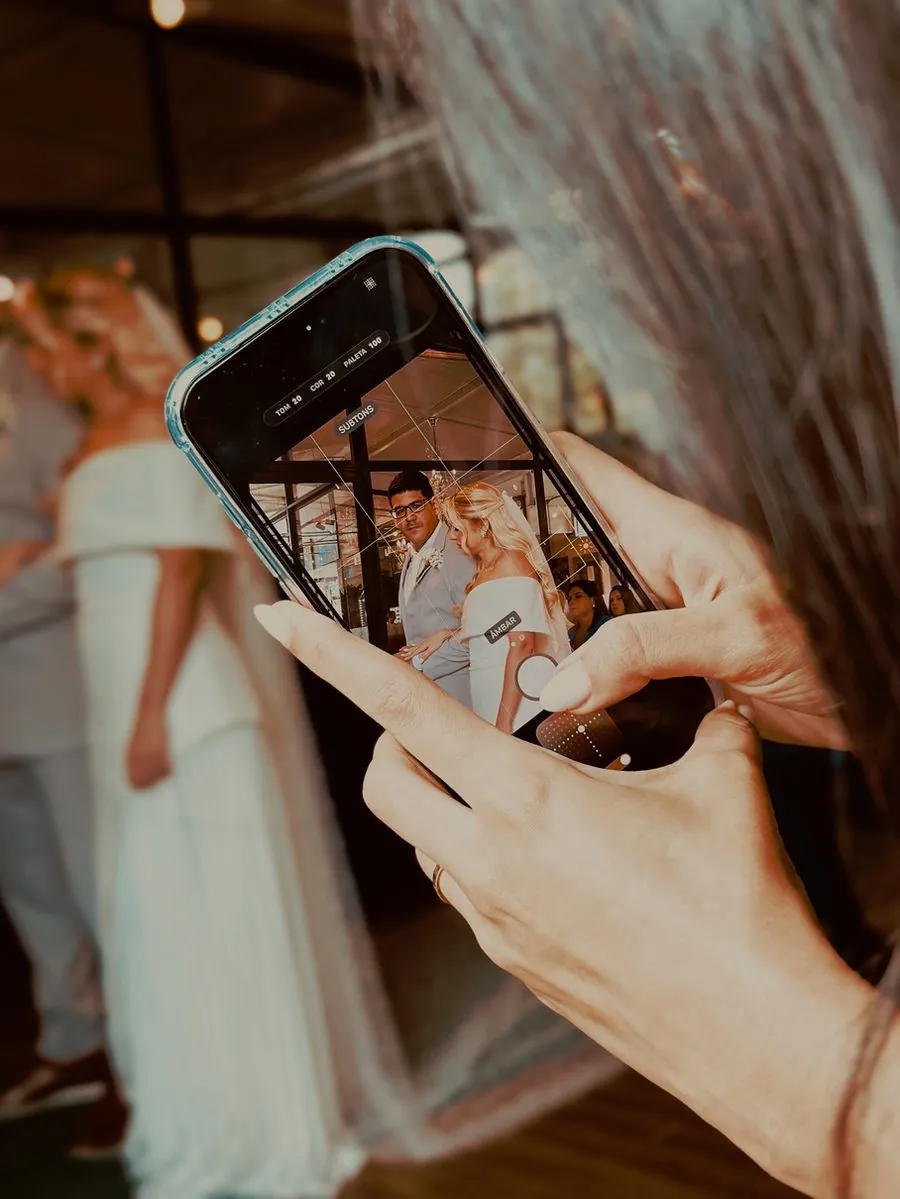 Cobertura de casamento sendo gravada pelo celular